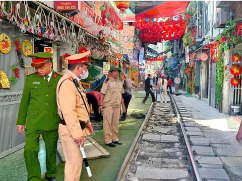 Hà Nội mạnh tay dẹp “đường tàu cà phê”, yêu cầu 30 hộ kinh doanh cam kết không tái lấn chiếm