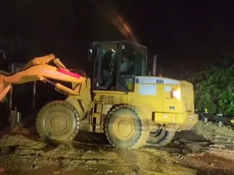 Dầm mưa, xuyên ngày đêm khắc phục sạt lở thông đường Hồ Chí Minh qua đèo Lò Xo
