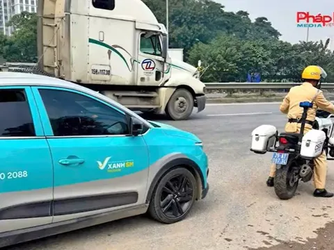 Video CSGT Hà Nội kịp thời mở đường, hỗ trợ xe chở sản phụ đến bệnh viện