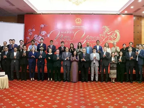 Gặp mặt cơ quan đại diện ngoại giao và báo chí nước ngoài thường trú ở Việt Nam