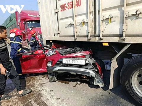 Ô tô biến dạng, 3 người bị thương nặng sau tai nạn liên hoàn ở Hà Tĩnh