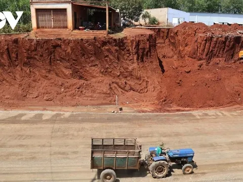 Tạm dừng thi công đoạn ĐT.753 có nhà dân bị "treo" trên vách đất ở Đồng Nai