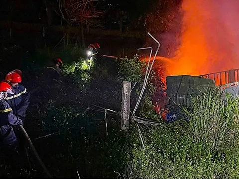 Xe ô tô đầu kéo bốc cháy, tài xế tử vong