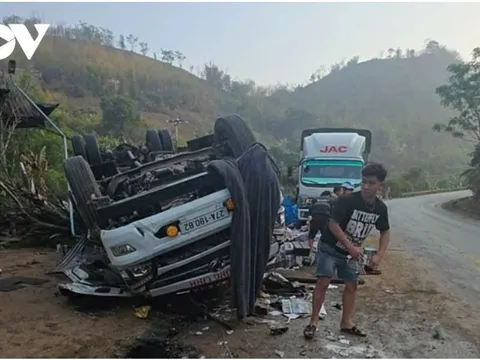 Xe tải mất lái trên Quốc lộ 6 làm 3 người bị thương