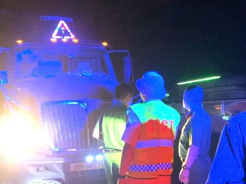 Cảnh báo hành vi nguy hiểm ném đá vào ô tô trên cao tốc qua khu vực miền Trung