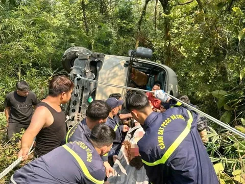 Xe khách mất phanh lao xuống vực ở Tam Đảo, 7 người bị thương