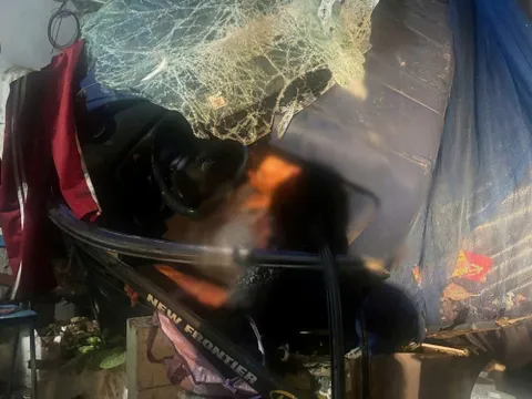 Hải Phòng: Xe tải đâm vào tường nhà dân, 2 người mắc kẹt trong cabin