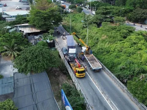 TPHCM: Tai nạn trên đường Võ Chí Công, CSGT nỗ lực giải toả ùn ứ