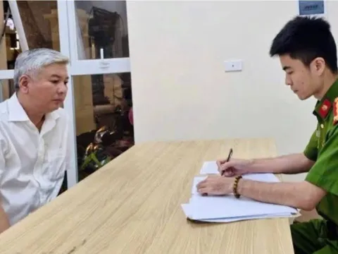 Tạm giữ đối tượng lái xe có nồng độ cồn, hành hung tài xế khác ở Hà Nội