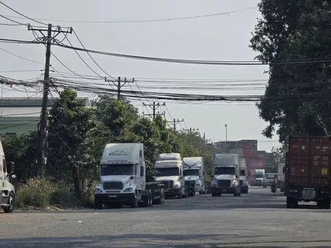 Thiếu bãi đậu xe quanh khu vực cảng, ùn tắc giao thông gia tăng