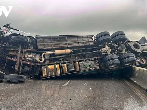 Xe tải bất ngờ bị lật vắt ngang cao tốc Diễn Châu – Bãi Vọt đoạn qua Nghệ An
