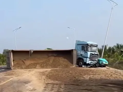 Đắk Lắk: Xe đầu kéo va chạm với xe taxi khiến hai người thương vong