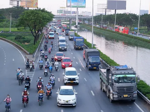TP.HCM: Người dân ùn ùn đổ về quê nghỉ Lễ 30/4