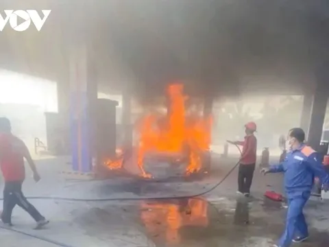 Vụ cháy ô tô 2 người tử vong tại cây xăng: Đội cứu hộ không biết có người mắc kẹt