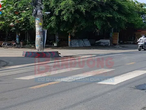 Thành phố Hồ Chí Minh: Cột điện giữa ngã năm Tam Bình chậm di dời, rủi ro giao thông hiện hữu.