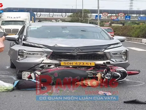 Thành phố Hồ Chí Minh: Va chạm giữa ô tô và xe máy trên đường Đỗ Mười, hai vợ chồng bị thương