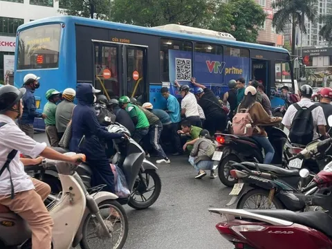 Khoảnh khắc người dân nâng xe buýt giải cứu người phụ nữ gặp nạn ở Hà Nội