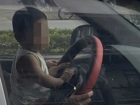 CSGT Hà Nội xử phạt với nữ tài xế để trẻ nhỏ cầm vô lăng khi xe đang di chuyển