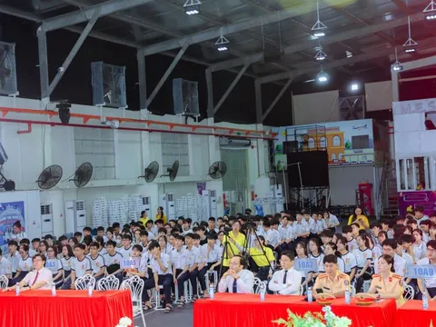 Thành phố Hồ Chí Minh: THPT Hồng Hà tập huấn kỹ năng lái xe an toàn cho học sinh