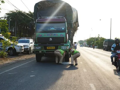 Quốc lộ 25: Siết chặt kiểm tra xe quá tải, quá khổ.