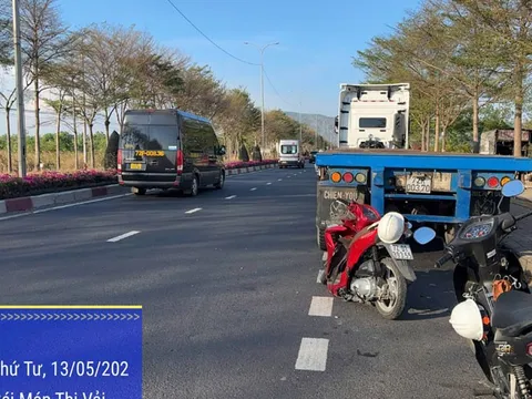 T.p Hồ Chí Minh: Xe máy tông đuôi container trên đường vào cảng Cái Mép