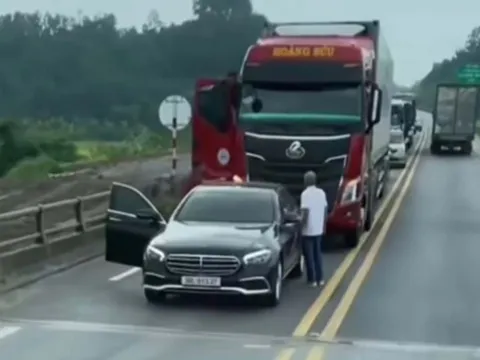 Bị nháy đèn xin vượt, tài xế dừng xe giữa cao tốc để tranh cãi, nhận cái kết đắng