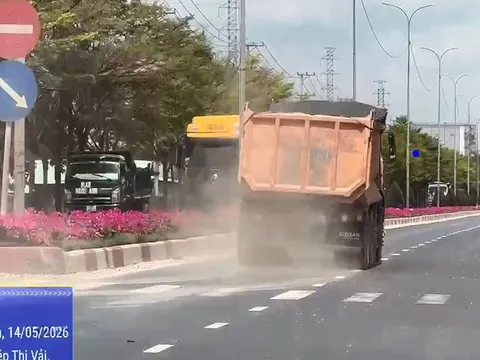 Xe ben chở đất đá rơi vãi trên đường liên cảng Cái Mép (TP.HCM): Hiểm họa TNGT rình rập