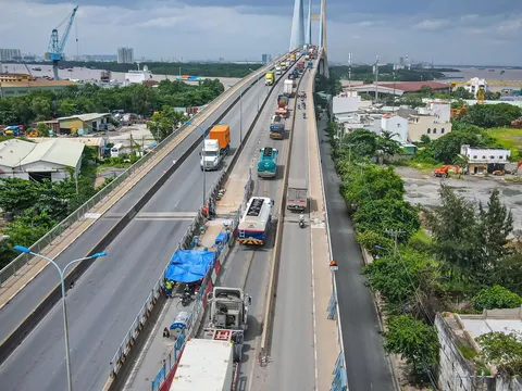 TP.HCM hạn chế xe qua cầu Phú Mỹ hơn 01 tháng để sửa mặt đường