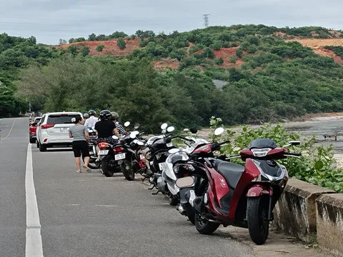 Nguy cơ mất an toàn giao thông trên dốc dài Phan Thiết vì người dân tập trung chụp ảnh ven đường