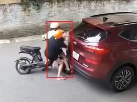 Đang đi dừng xe giữa đường, ô tô gây hoạ cho xe máy