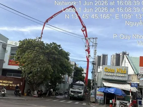 Gia Lai: Xe bơm bê tông chiếm dụng lòng đường, người dân lo ngại mất an toàn giao thông