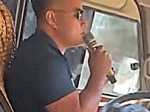Tài xế vừa hát karaoke vừa lái xe khách ở Nghệ An bị phạt 5,9 triệu đồng