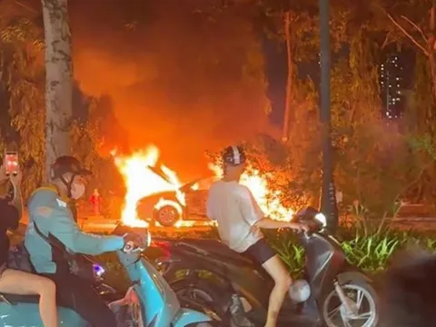 Cháy lớn tại công viên Thiên Văn Học (Hà Nội), ô tô bị lửa thiêu rụi đến trơ khung