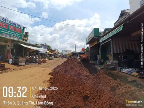 Lâm Đồng: Công trường thi công giữa chợ và nỗi lo của người dân đi qua đây