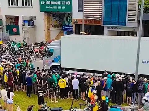 Một người tử vong sau khi bị xe tải cuốn vào gầm ở khu vực cầu Mai Dịch, Hà Nội