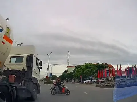 Thiếu kỹ năng lái xe, tài xế ô tô may mắn được phanh tự động hỗ trợ