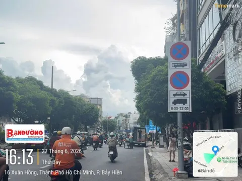 TP.HCM: Bất chấp biển cấm, xe khách vẫn đón trả khách trên đường Xuân Hồng