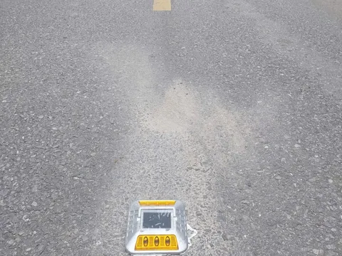 Thí điểm lắp đinh phản quang năng lượng mặt trời trên QL6