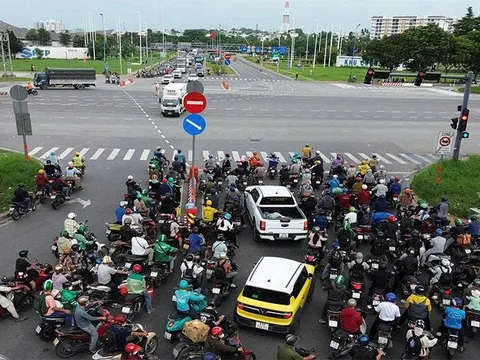TP.HCM: Xuất hiện tình trạng xe máy đi ngược chiều tại nút giao Xa lộ Hà Nội - Song Hành