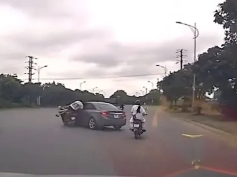 Tài xế có bài học nhớ đời khi ô tô đột ngột chuyển hướng gây tai nạn