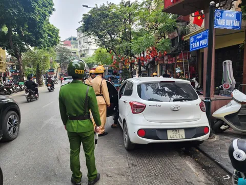Từ 15/8, chính thức xử phạt ô tô biển trắng chở khách thu tiền