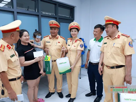 Trao yêu thương đến bệnh nhi nhân kỷ niệm 81 năm Ngày truyền thống Công an nhân dân