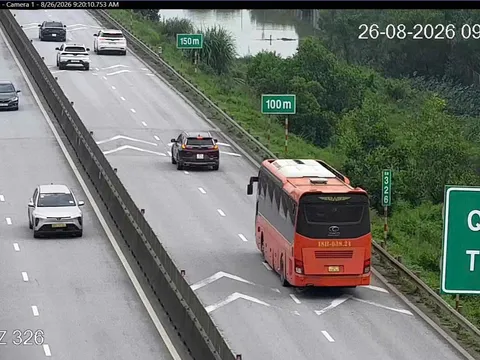 CSGT xử phạt 2 tài xế ô tô khách không giữ khoảng cách an toàn trên cao tốc
