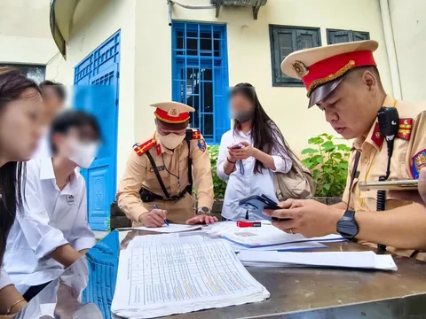 CSGT Hà Nội ra quân tuyên truyền, xử lý học sinh và phụ huynh vi phạm giao thông