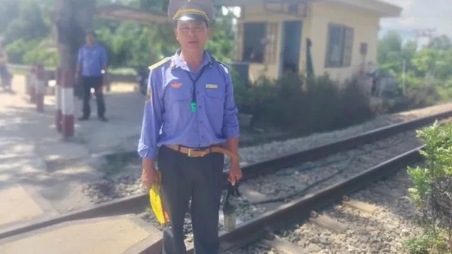 Nhân viên đường sắt quên mình cứu người thoát nạn