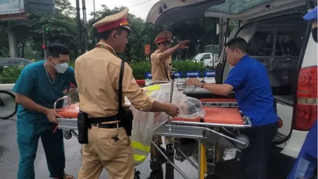 Video CSGT Hà Nội kịp thời đưa 2 cháu nhỏ bệnh nặng qua điểm ngập chuyển xe đi cấp cứu