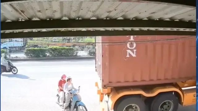 Từ vụ xe máy dừng sau container bị cuốn vào gầm, bài học đắt giá cho người đi xe máy