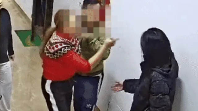 Triệu tập người phụ nữ hành hung hàng xóm trong chung cư đường Trần Hữu Dực