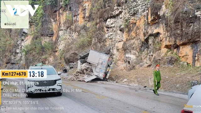 Không làm chủ tốc độ, xe tải gây tai nạn khiến 2 người bị thương ở Mai Châu
