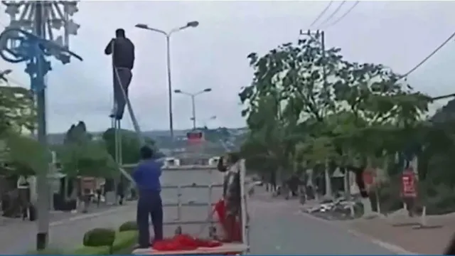 Xử phạt tài xế chở người đứng trên thùng xe khi xe đang chạy